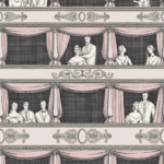 Illustratie van het Fornasetti-behang Theatro met elegante theaterbezoekers en roze gordijnen.