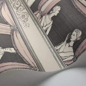 Detail van het Fornasetti-behang Theatro met elegante theaterbezoekers en roze gordijnen.