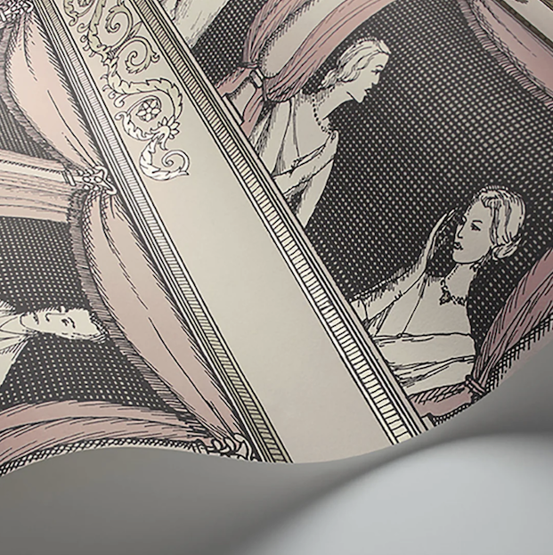 Detail van het Fornasetti-behang Theatro met elegante theaterbezoekers en roze gordijnen.