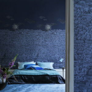 illustratie van het Fornasetti-behang Vista Mediterranea, architectonische voorstelling van Jeruzalem in midnight met zilveren zon