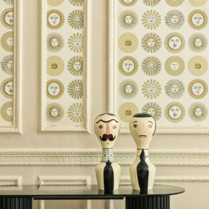 Behang met zonnetjes in goud en beige kleuren