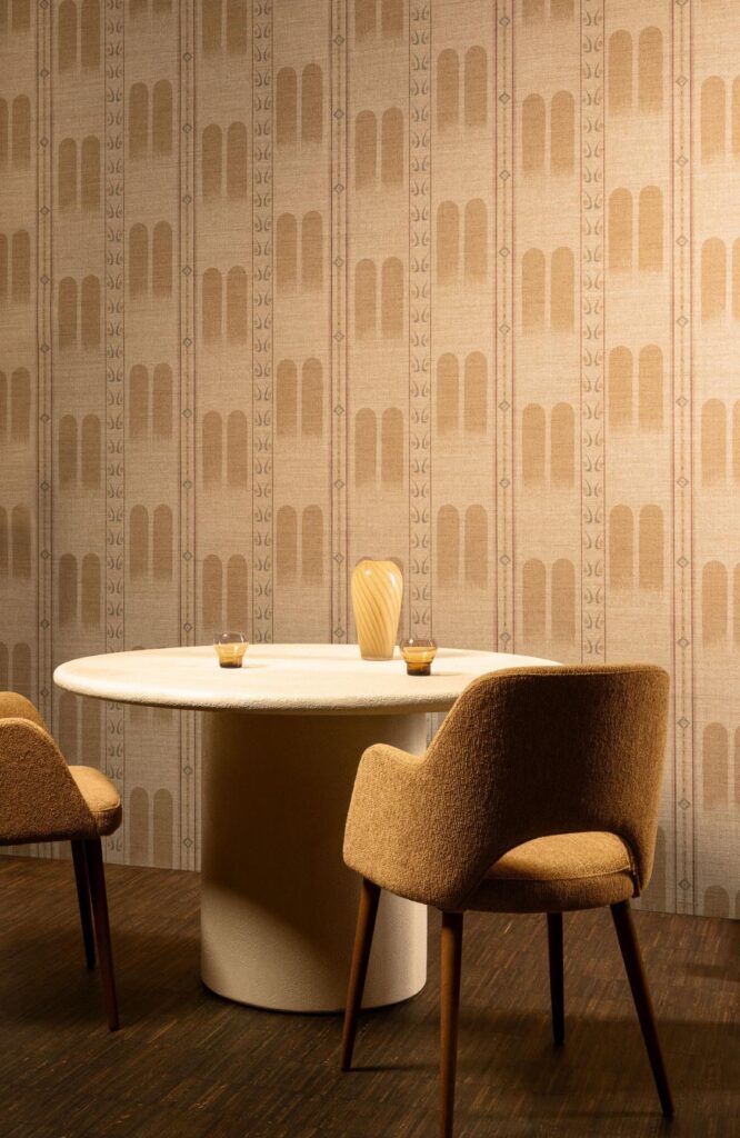 Arte Indienne Poona behang in kleur Cinnamon (18300) - Interieur impressie