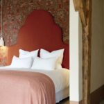 Arte Les Tapisseries Brocade behang in kleur Vermilion (97840) - Interieur impressie