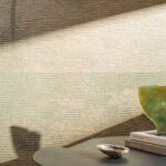 detail van het Panorama behang van palmbomen: Elitis Ecume Palmeraie met fijne structuur