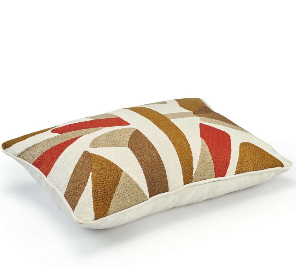 Zijkant kussenhoes met geborduurde lijnen in rood Elitis morning-co-272-25-02