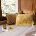 Interieur weergave van Sierkussen Elitis casoar-co-268-22-02 Miel met vogel patroon