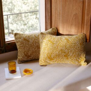 Interieur weergave van Sierkussen Elitis casoar-co-268-22-02 Miel met vogel patroon