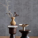 Interieur weergave met het behang CASAMANCE - Le Velours 2 Johara 74392820 in de kleur Acier