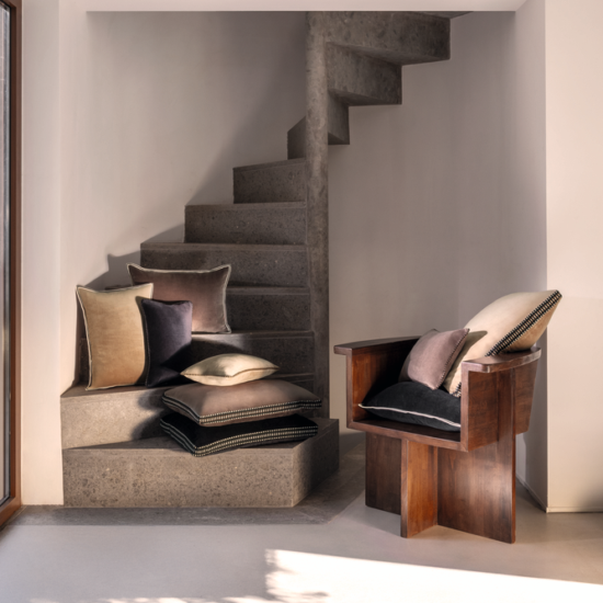 Interieur setting velours kussen Elitis CO 226-76-03 met passement