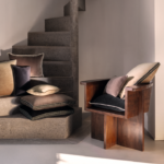 Interieur setting velours kussen Elitis CO 226-76-03 met passement