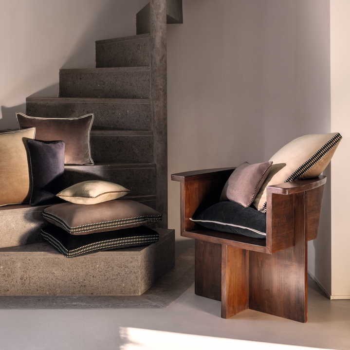 Interieur setting velours kussen Elitis CO 226-76-03 met passement