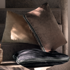 kleuren velours kussen Elitis CO 226-76-03 met passement