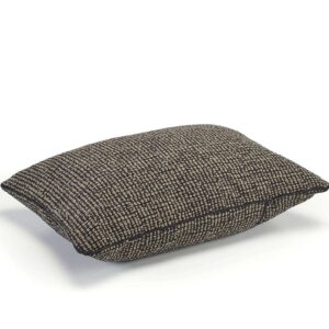 Zwart kussen Elitis canyon-co-269-80-02 met een klein werkje