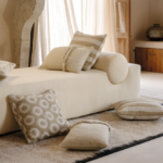 Interieur weergave met Beige kussen Elitis-mirage-co-267-03-01 met cirkel patroon