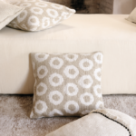 Interieur weergave met Beige kussen Elitis-mirage-co-267-03-01 met cirkel patroon