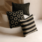 Zwart kussen Elitis mirage-co-267-80-01 met cirkel patroon in combinatie met 2 andere kussens