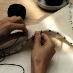 Afwerking van Elitis Gaia CO 271-03-02 linnen sierkussen