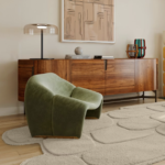 Sfeer woonkamer met het vloerkleed Abstract Maya ASO1632187 Albaster Organic 16 van Limited Edition in beige