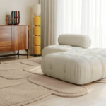 zitgroep met het beige organische vloerkleed Abstract Maya ASO1613188 Almond Organic 16 van Limited Edition