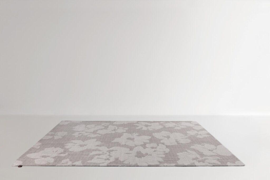 Product weergave van een Grijs Vloerkleed met een dessin van bloemen Limited Edition Anemone_AM28352_Navajo