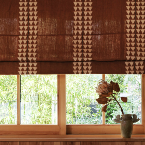 Interieur weergave van een blind met de stof Elitis Onomichi Miko JU 004-02