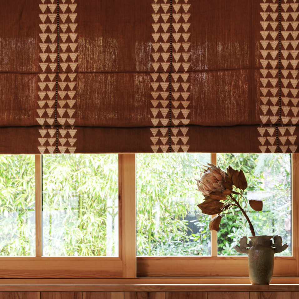 Interieur weergave van een blind met de stof Elitis Onomichi Miko JU 004-02