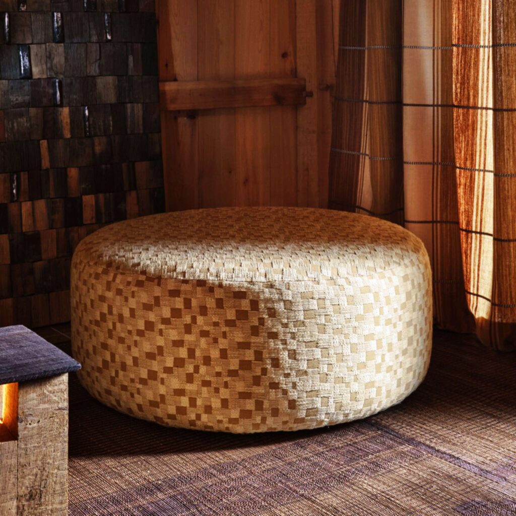 Poef met okergele patchwork stof Elitis hiroko-katsura-ja-008-21 Sous la luminière des mains