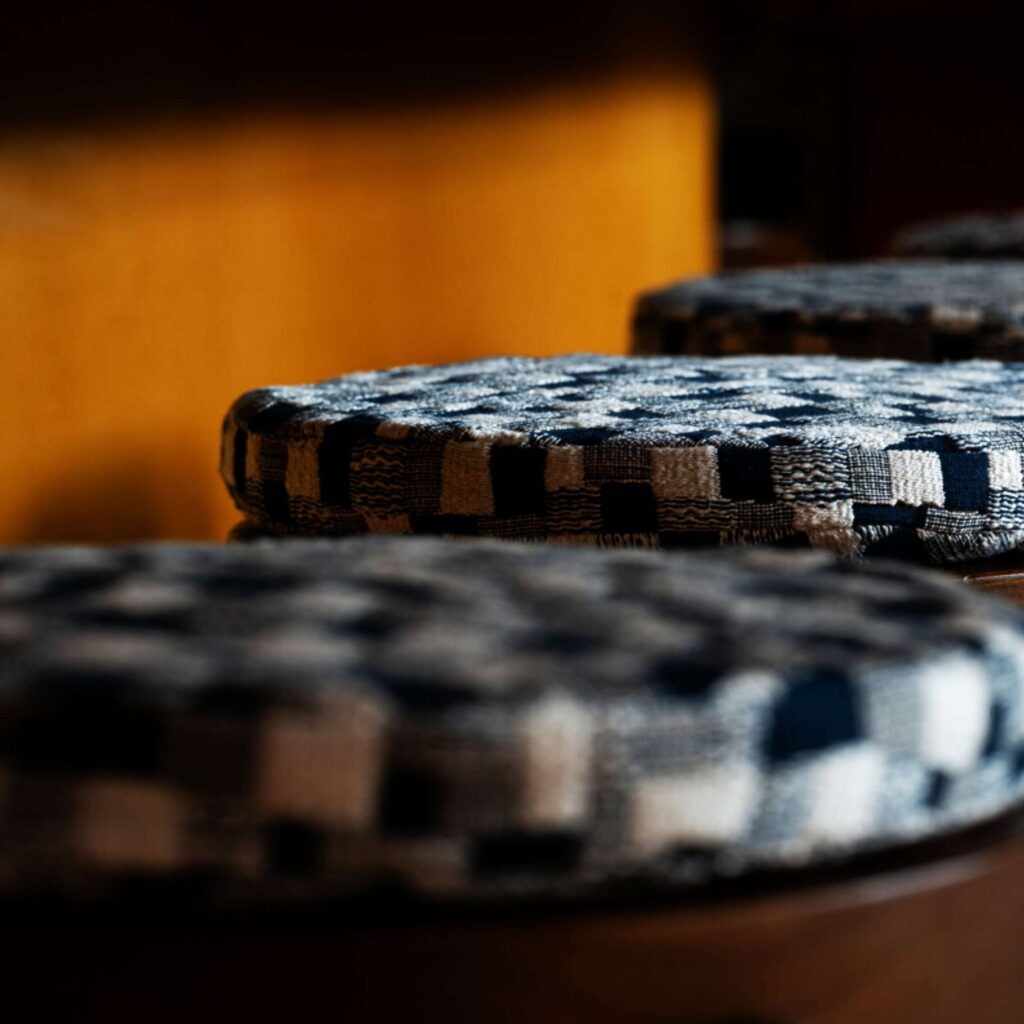 Poefje met de patchwork stof Elitis hiroko-katsura-ja-008-47 Marché du matin