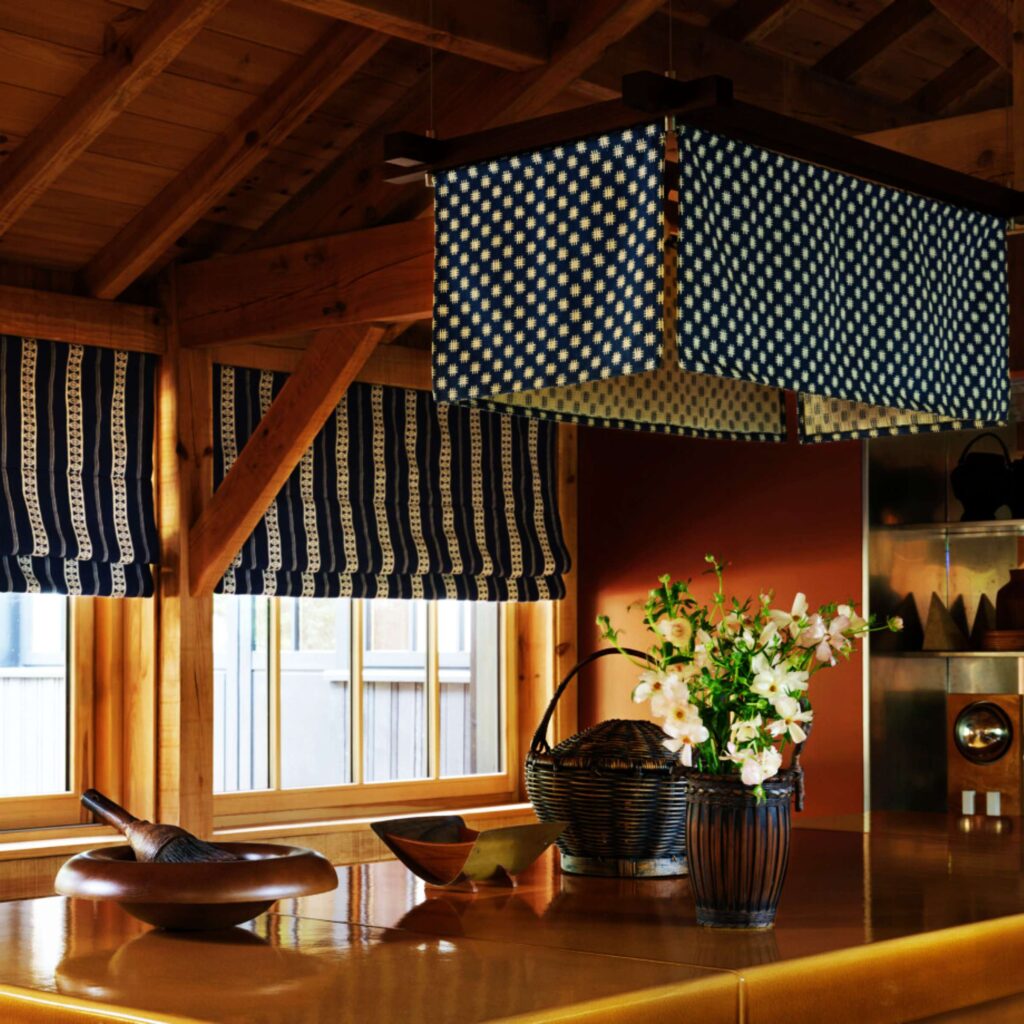 Blind van de stof Elitis Onomichi Erika-CN-012-47 in de blauwe kleur Sur la rive immobile