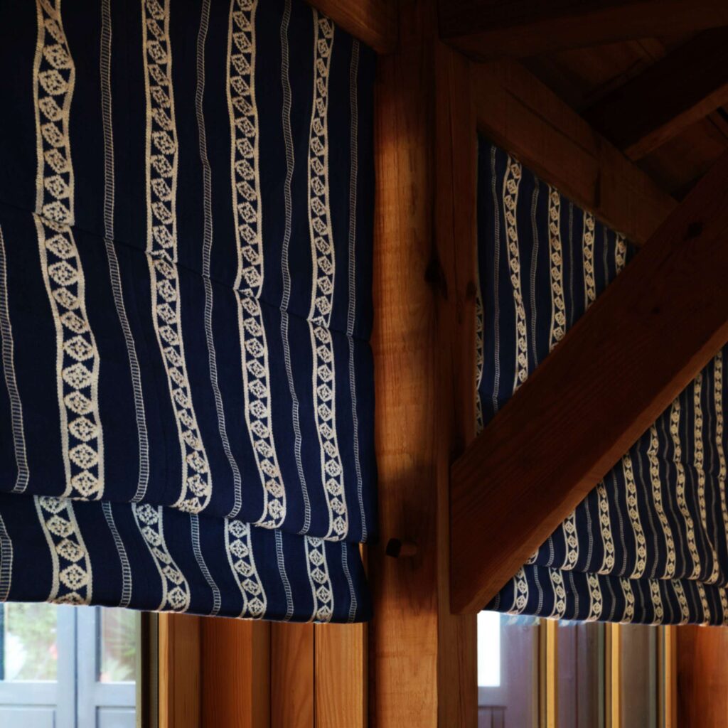 Blind van de stof Elitis Onomichi Erika-CN-012-47 in de blauwe kleur Sur la rive immobile