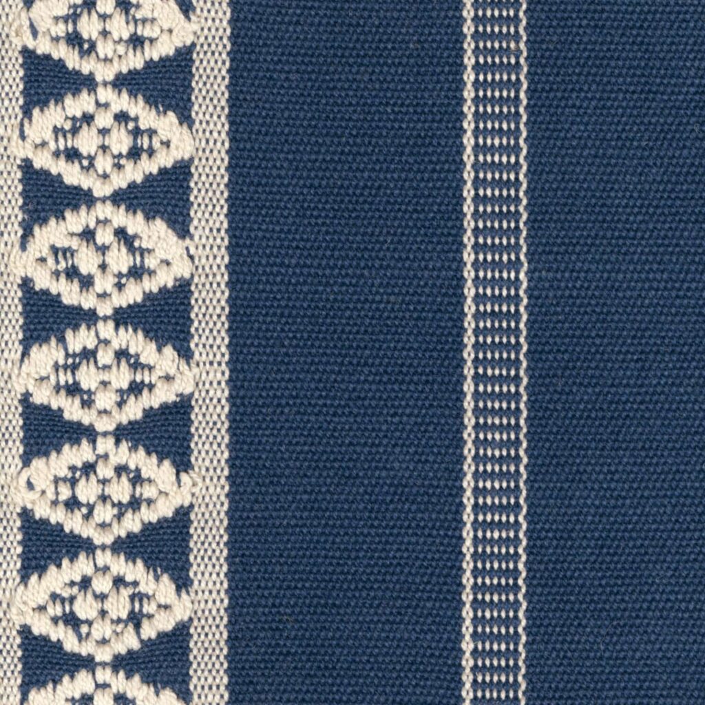 Product weergave van de stof Elitis Onomichi Erika-CN-012-47 in de blauwe kleur Sur la rive immobile