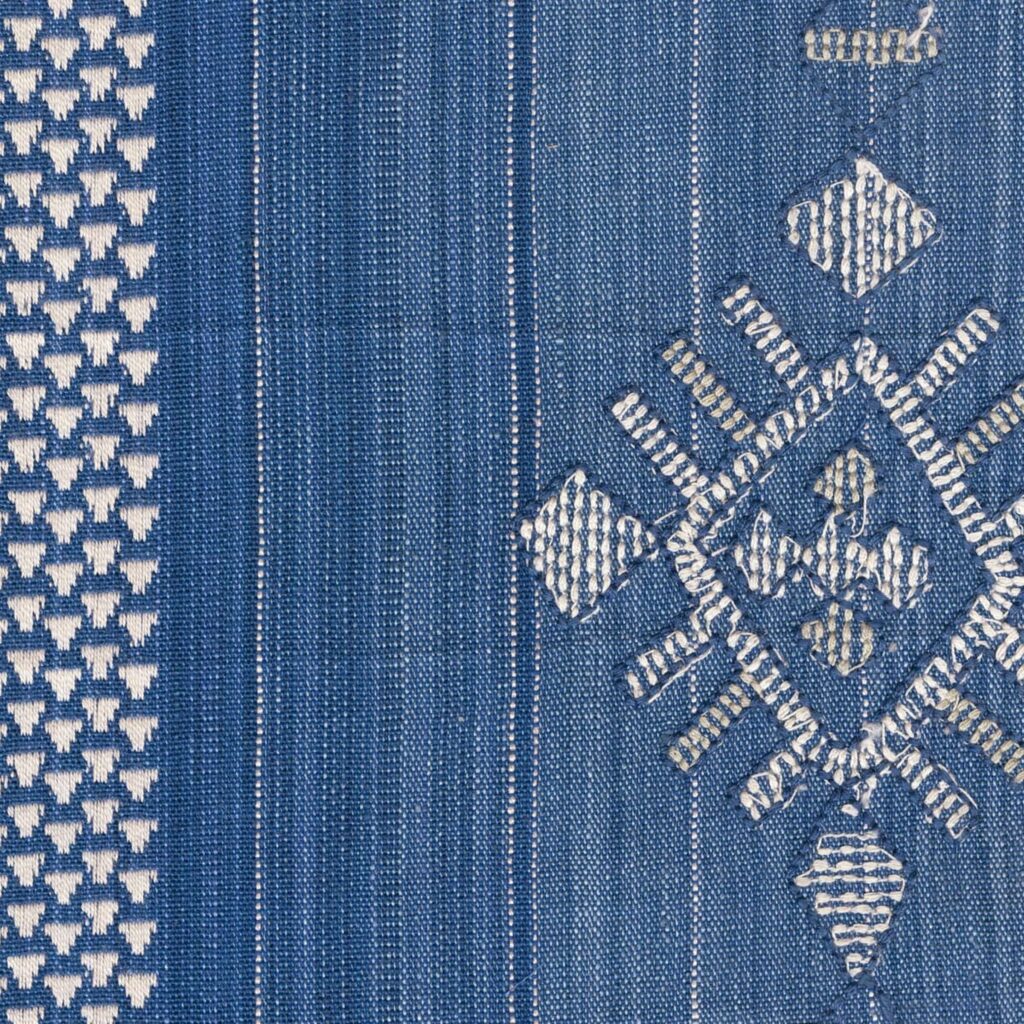 Product weergaven van de stof Elitis Onomichi Kana LZ 916-47 de kleur blauw: Poussière d'encre