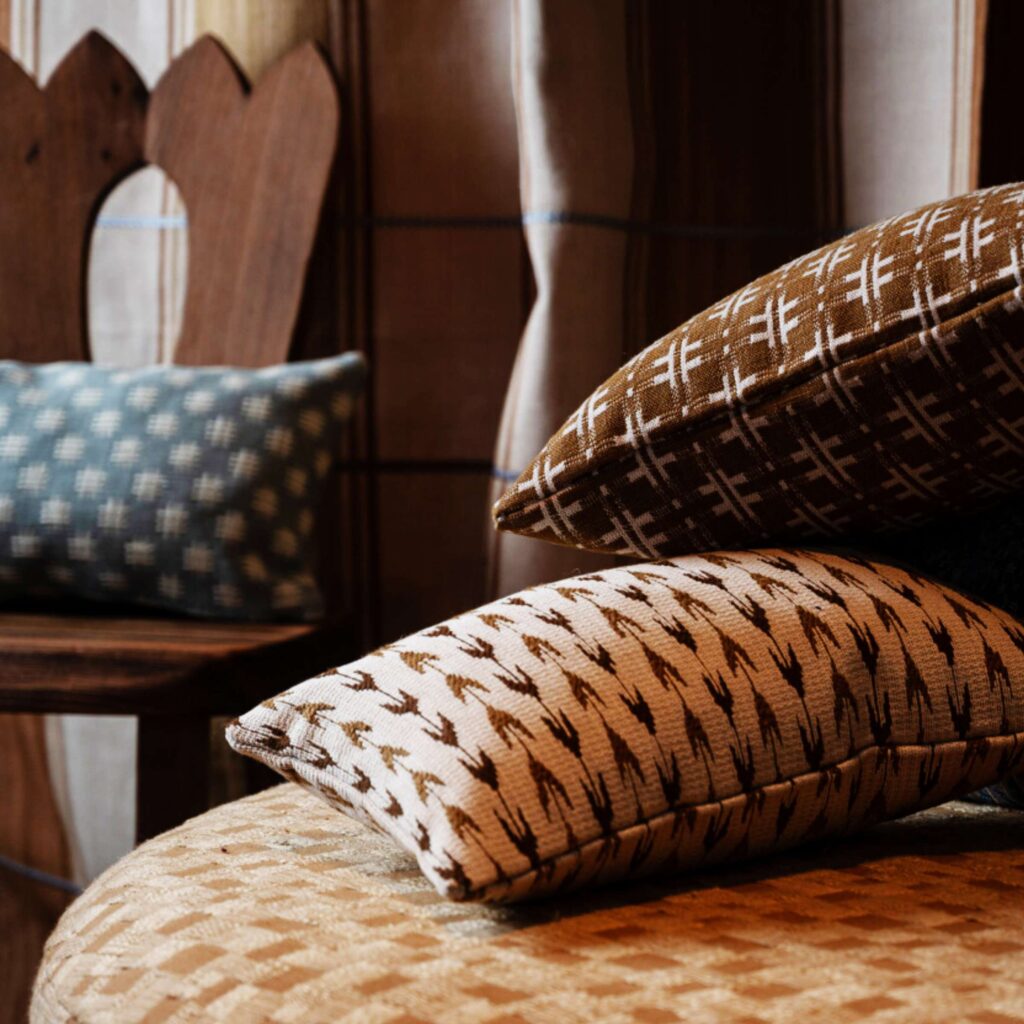 Kussens van Elitis hiroko-maka-cn-007-08 in de kleur beige: L'instant devient sacré