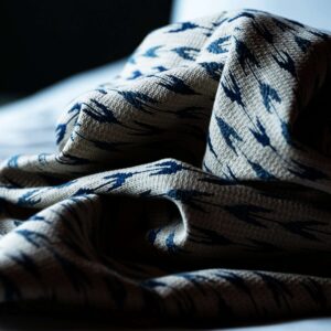 stof weergave van Elitis hiroko-maka-cn-007 in de kleur blauwEntre twee instants bleus