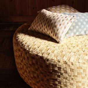 kussens van Elitis hiroko-maka-cn-007-08 in de kleur beige: L'instant devient sacré