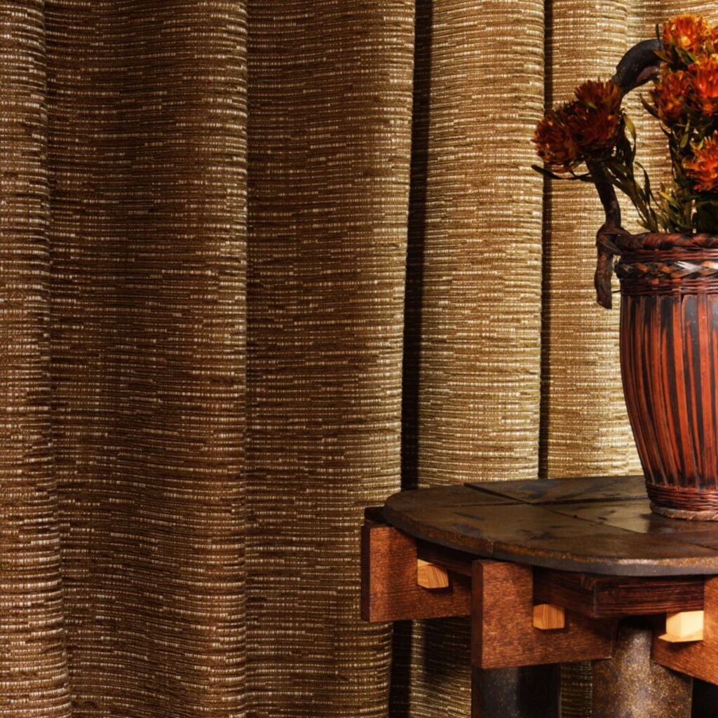 Afbeelding van een gordijn in de stof Elitis-hiroko-ikumi-ja-007-21 kleur oker geel:Dans la lenteur du monde