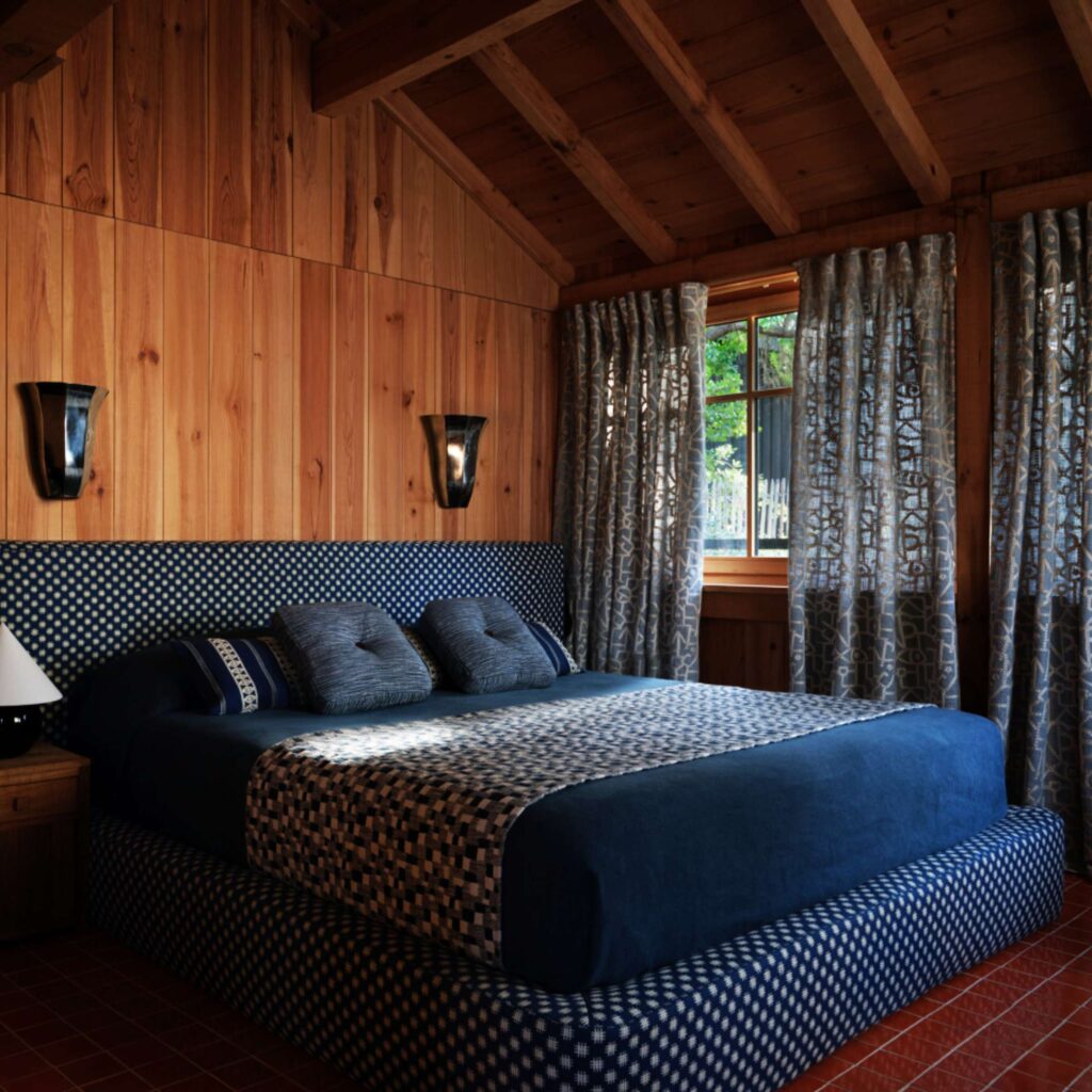 slaapkamer met gordijnen van de stof Elitis onomichi-hiro-lz-917-41 in de kleur blauw:Douceur du riz