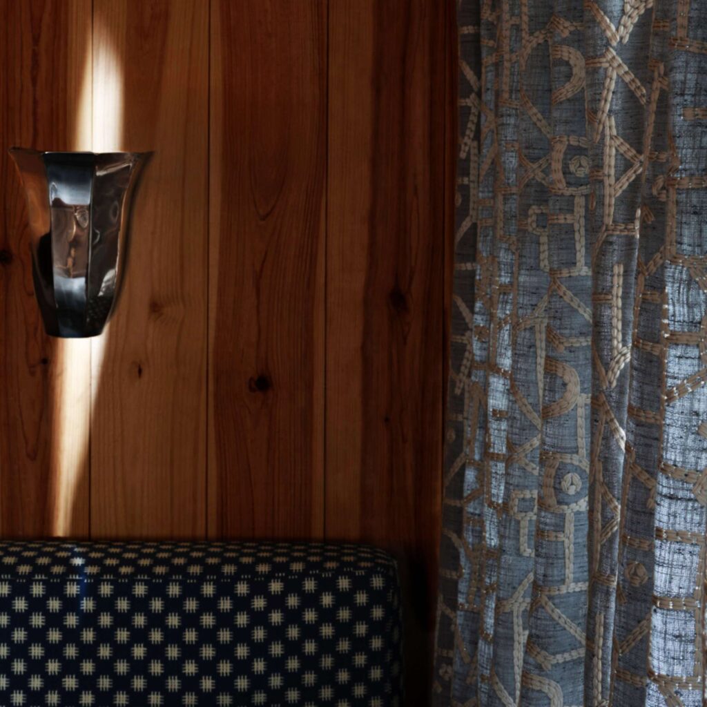 interieur met gordijnen van de stof Elitis onomichi-hiro-lz-917-41 in de kleur blauw:Douceur du riz