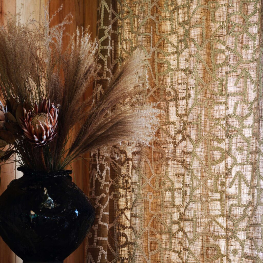 interieur weergave van de gordijnstof Elitis onomichi-hiro-lz-917-21 La rizière enchantée in de kleur beige