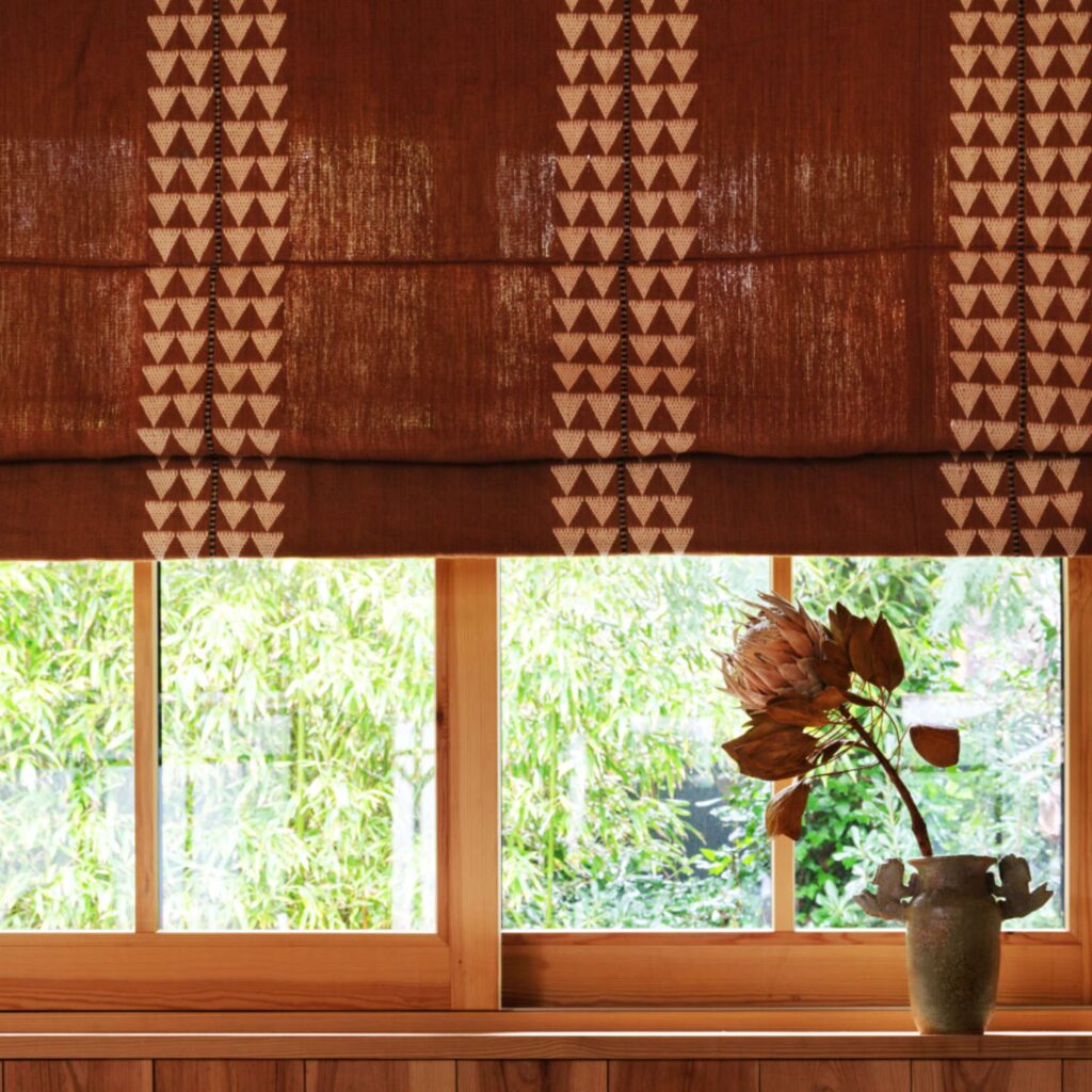 Blind van de stof Elitis onomichi miko JU 004-21 in de kleur Les gestes font le temps