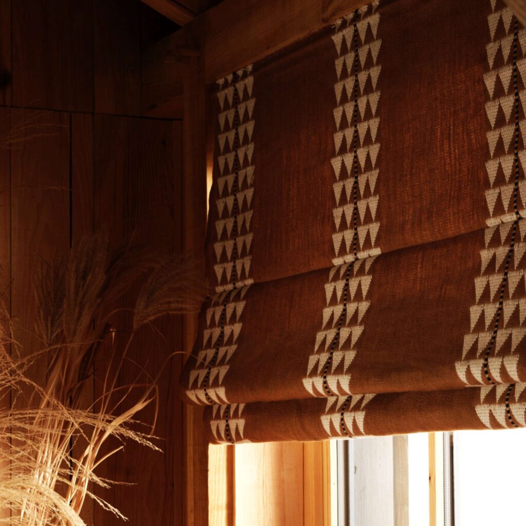 Raambekleding van de stof Elitis onomichi miko JU 004-21 in de kleur Les gestes font le temps