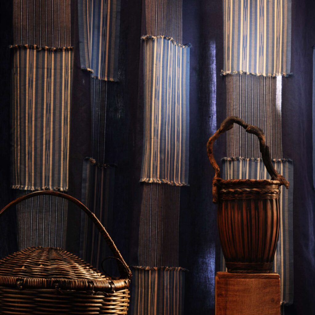 geblokt gordijn van Elitis onomichi-mitsumi-stof cn-013-47 in de kleur Sur les rives de nuit