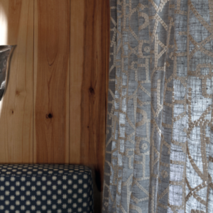 Gordijn van de Elitis stof Onomichi Hiro LZ 917-41 in de kleur blauw