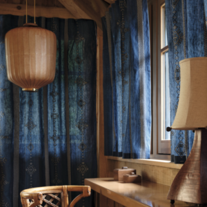 Gordijnen van de stof Elitis Onomichi Kana LZ 916-47 de kleur blauw: Poussière d'encre