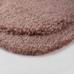 detail van het rode organische vloerkleed Abstract Maya ASO1634189 Rust Organic 16