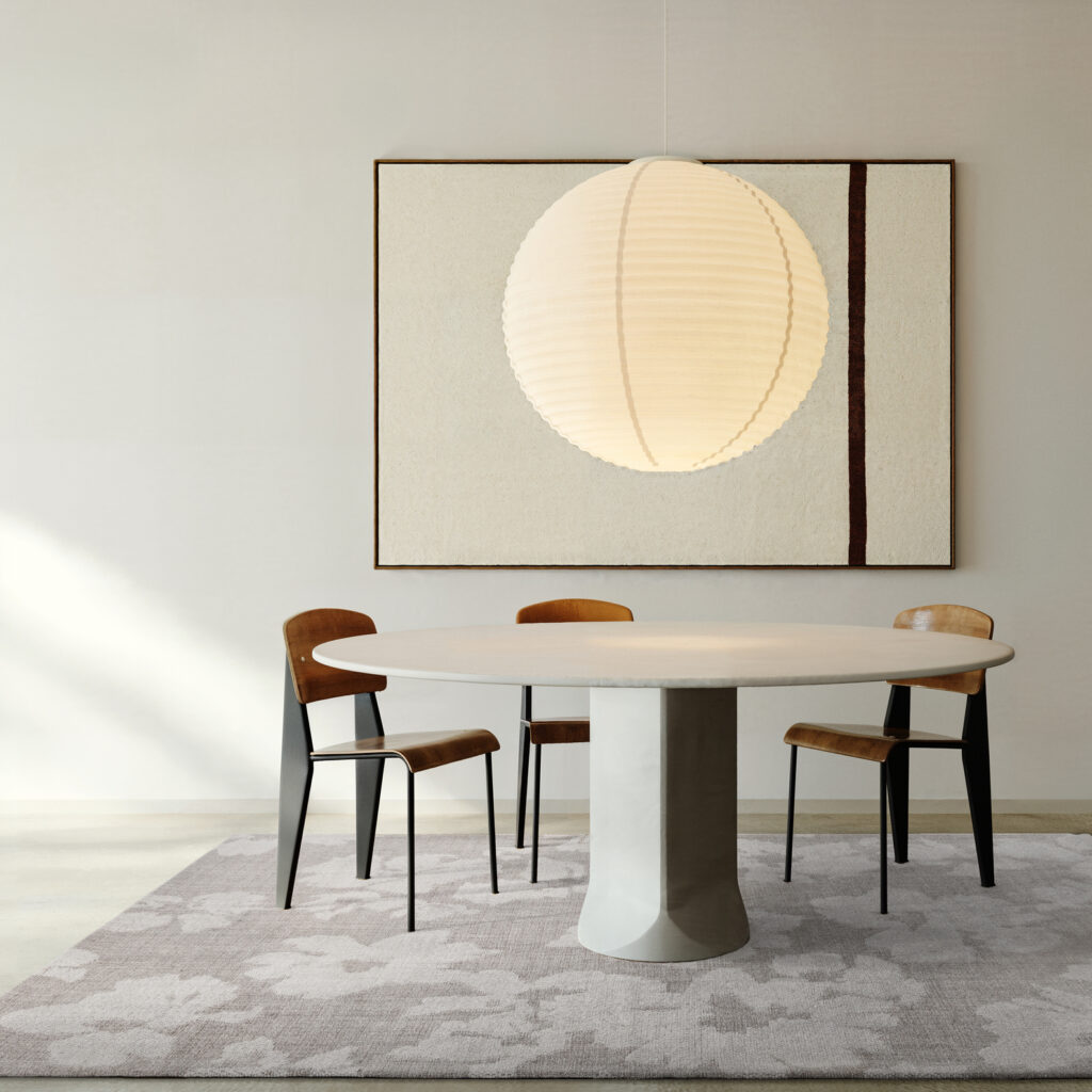 Sfeer weergave van een Grijs Vloerkleed met een dessin van bloemen Limited Edition Anemone_AM28352_Navajo onder een eetkamertafel