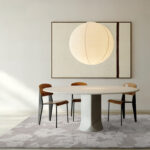 Sfeer weergave van een Grijs Vloerkleed met een dessin van bloemen Limited Edition Anemone_AM28352_Navajo onder een eetkamertafel