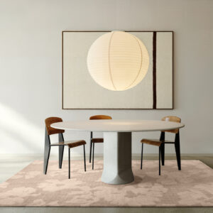 Vloerkleed met bloemen onder een eettafel van Limited Edition Anemone_AM14374_Coral_Sands