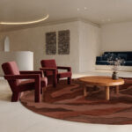 Woonkamer met het Limited Edition vloerkleed Arcadia ACR41317 Rosewood Rectangle in de kleur rood