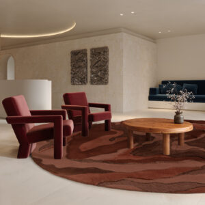 Woonkamer met het Limited Edition vloerkleed Arcadia ACR41317 Rosewood Rectangle in de kleur rood